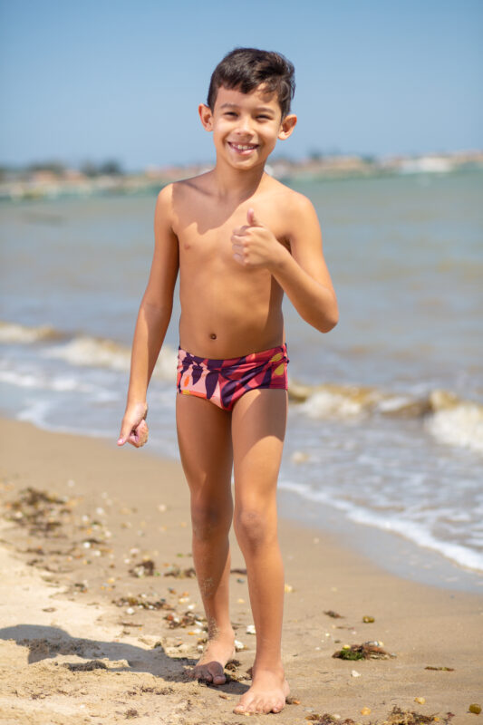 Escolher uma sunga ou um biquíni infantil confortável evita reclamações. 